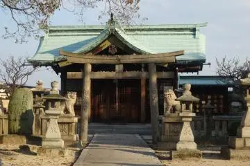 <p>The castle's inner courtyard also boasts the Fukiage Shrine</p>