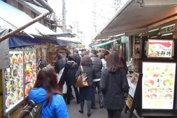 <p>บรยากาศของตลาดปลาซึตกิจิส่วนนอก (Jogai Shijo) ซึ่งอาจจะเหมาะสมกับนักท่องเที่ยว</p>
