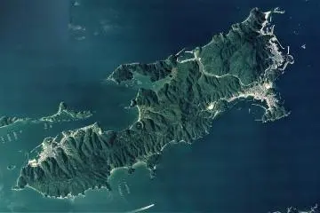 Toshijima from above (Photo: <a href="https://commons.wikimedia.org/wiki/File:Toshijima_Island_Aerial_photograph.2008.jpg" target="_blank" rel="noreferrer noopener nofollow">© National Land Image Information (Color Aerial Photographs), Ministry of Land, Infrastructure, Transport and Tourism</a>)