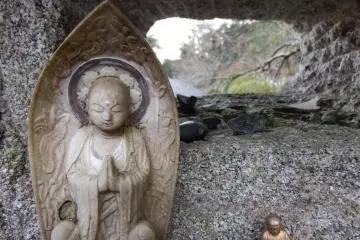 <p>Whilst two small statues can be seen in the foreground, a garden can be seen in the background through a special &ldquo;window&rdquo;</p>