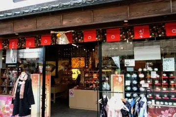 <p>Stylish store selling scarves, handkerchiefs, furoshiki and other cloth products</p>