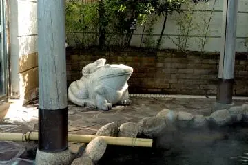 Estatua de una rana en el &aacute;rea de ba&ntilde;o en el Hotel Kagura Ijika Daiichi
