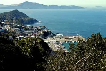 Puerto Ijika al pie de la colina