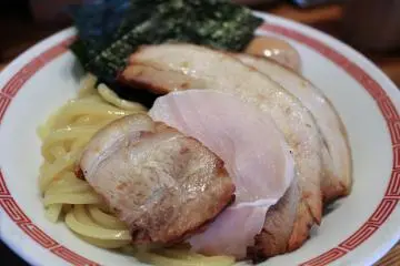 Tsukemen toppings &ndash; see the 'tori no tataki' seared chicken sashimi, which can be eaten as is or cooked somewhat in the broth.