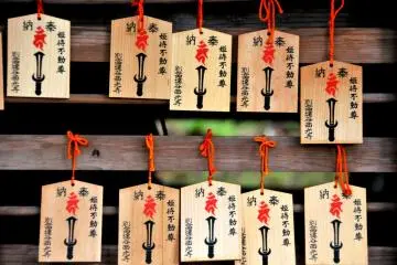 <p>Write your wish on this sword-decorated emma, tie it up, and pray to the deities here for help in making it come true.</p>