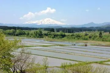 <p>ภูเขาเชาะไค (Chōkai) เป็นภูเขาที่สูงที่สุดของยะมะกะตะ (Yamagata) น้ำถูกปล่อยเข้าไปในนาข้าว เตรียมการสำหรับเพาะปลูก ในขณะที่ทุกๆสิ่งทั่วไปชนบทกำลังฟื้นคืนชีพหลังจากฤดูหนาว</p>