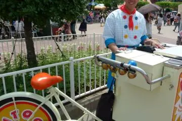 <p>คนขายเพรทเซลใน Toon Town</p>