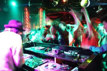 <p>Pr&egrave;s de l'un des DJ</p>