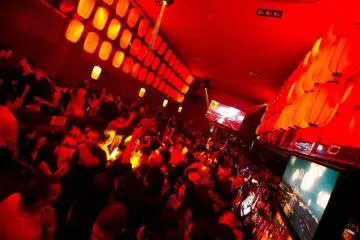 <p>Le dance floor &agrave; sa capacit&eacute; maximum</p>