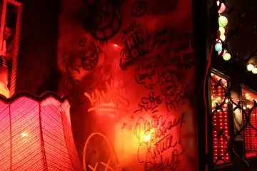 <p>Un des murs pr&egrave;s de notre table</p>
