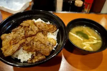 <p>チカラめし(치카라메시)에서 저녁 식사 해결. 입구에 있는 기계에서 티켓을 뽑고 음식을 받는게 신기했어요. 제가 시킨 건 grilled beef 였는데, 꽤 맛있었다는. 430엔에 만족한 식사였습니다. 동네 분식점 분위기라 들어갔는데, 나중에 알고보니 체인점이더라구요.</p>