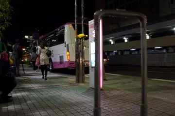 <p>저렇게 생긴 버스를 타게 됩니다. 제가 탈 버스 기다리는 동안 찍은 다른 버스</p>