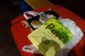 <p>처음으로 사먹어 본 일본 간식입니다. 저 떡같이 생긴것 안엔 많이 달진 않은 달콤한 소스가 들어가 있었어요. 계란을 떠오르게 하는 신기한 맛...?</p>