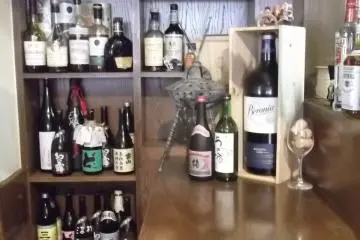 <p>Bottles and a hat</p>
