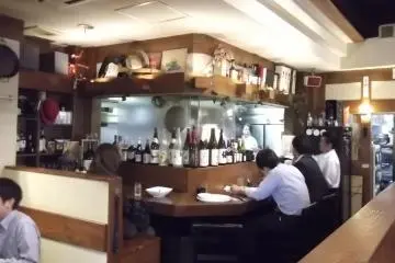 <p>Lunchtime diners at the counter</p>