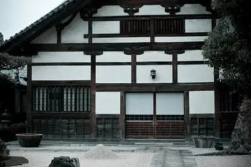 <p>Le temple Tocho-ji est entour&eacute; de b&acirc;timents somptueux et d'un jardin parfaitement entretenu</p>