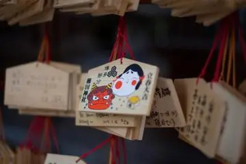 <p>Les ema du sanctuaire Kushida. Les visiteurs du sanctuaire &eacute;crivent leurs souhaits sur ces plaques</p>