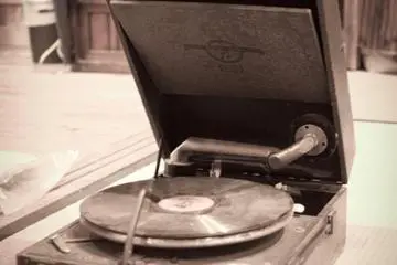 <p>L'un des premiers tourne-disques japonais invent&eacute; au Mus&eacute;e Folklorique Hakata Machiya</p>
