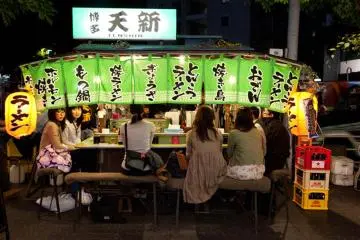 <p>Fukuoka est aussi c&eacute;l&egrave;bre pour ses tr&egrave;s nombreux stands de restauration mobiles, les yatai. Ils se situent pour la plupart sur les rives de l'&icirc;le de Nakasu, en plein c&oelig;ur de la ville</p>
