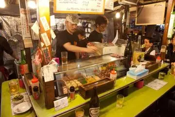 <p>A l'int&eacute;rieur de l'un de ces fameux yatai</p>