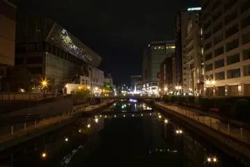 <p>Quand vient la nuit, vous pouvez vous promener le long de la rivi&egrave;re Naka, on trouve ici de nombreux bars</p>