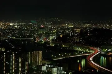 <p>Si vous cherchez une vue imprenable sur la ville, une visite de la Fukuoka Tower s'impose. La vue est magnifique de jour comme de nuit</p>