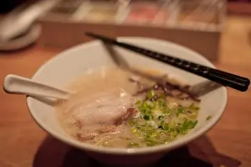 <p>La sp&eacute;cialit&eacute; locale : Hakata r&acirc;men ou tonkotsu. Il s'agit de nouilles cuites dans un bouillon au porc, qui se marient tr&egrave;s bien avec une bi&egrave;re bien froide !</p>