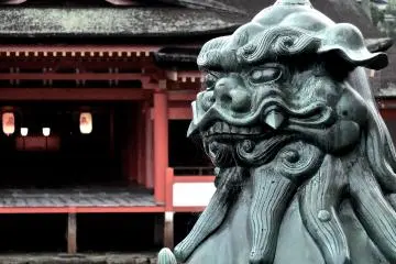 <p>One of Itsukushima&nbsp;Shrine's guardians</p>