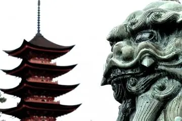 <p>One of the shrine's guardians, with the five story pagoda in the background</p>