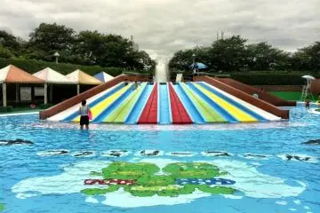 Central Park Family Pool (Photo: <a href="http://www.gethiroshima.com" target="_blank" rel="noreferrer noopener nofollow">GetHiroshima</a>)