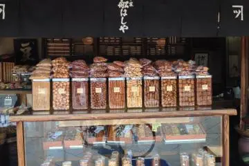 <p>Since 1885, Funashiya has stood over the banks of the Kamogawa in the same machiya shophouse.</p>
