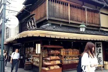<p>Established in 1885, Funashiya has stood over the Kamogawa for over a century.</p>