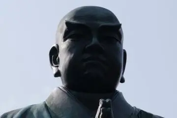 <p>Saint Nichiren greeting visitors</p>