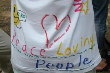 Home-made T-shirt (Photo: <a href="http://www.gethiroshima.com" target="_blank" rel="noreferrer noopener nofollow">gethiroshima</a>)