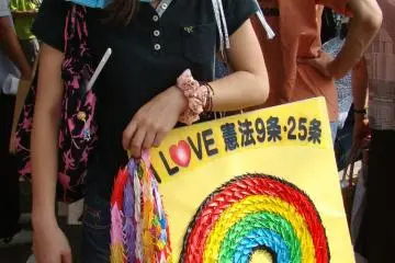 Signs for peace (Photo: <a href="http://www.gethiroshima.com" target="_blank" rel="noreferrer noopener nofollow">gethiroshima</a>)