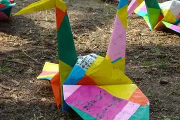 Large crane decoration (Photo: <a href="http://www.gethiroshima.com" target="_blank" rel="noreferrer noopener nofollow">gethiroshima</a>)