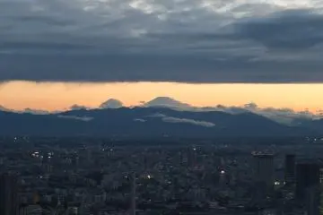 <p>ตะวันยังมีให้เห็นไกลๆ พร้อมภูเขาไฟฟูจิ</p>