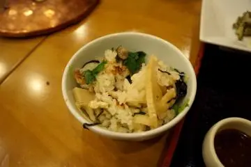 <p>버섯과 야채가 잘 어우러진 양념밥</p>