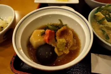 <p>식사 도중에 갖다 준 찜 같은 음식. 버섯, 어묵, 감자, 그리고.. 다른건 재료가 뭔진 모르겠지만; 아무튼 독특했어요.</p>