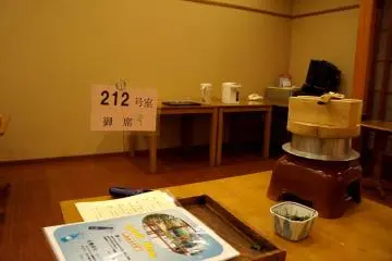 <p>미리 얘기해둔 식사 시간에 맞춰 내려가면, 자기 방 번호가 적혀있는 테이블에 음식이 미리 세팅되어 있어요.</p>