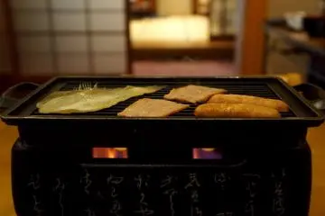<p>직접 구워먹는 재미가 쏠쏠 :) 생선은 비와 호에서 나온거라네요.</p>