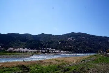 <p>길을 헤매다 도착한 아라시야마! 사진엔 다 담지 못했지만 정말 가슴이 탁 트이는 풍경이였어요.</p>