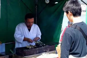<p>다리 건너 나카노지마 공원(中ノ島公園)에 있던 상점 중 하나. 일본 길거리 상점에선 이렇게 생선을 구워서 파는걸 쉽게 볼 수 있어요. 저에겐 신기한 모습이였다는...</p>
