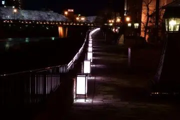 밤이면 아스와강을 따라 포장도로에 등을 올려 놓는다