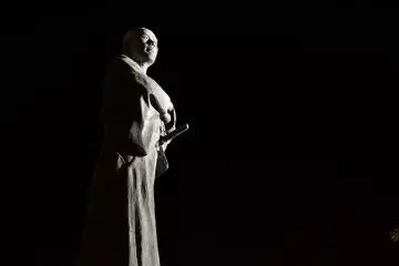 후쿠이의 유명한 역사 인물인 유리 키미마사의 동상