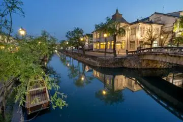 <p>The blue skies of blue hour make for beautiful reflections in the Kurashiki Bikan Quarter's historic canal.</p>