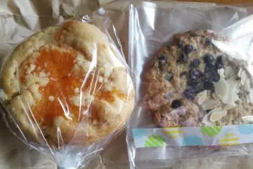 Muffin dekopon (sejenis jeruk) dan madu, juga sebuah kue oatmeal coklat