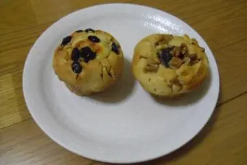 Muffin kinako, kacang kedelai hitam dan krim keju, serta muffin isi anko (pasta kacang merah) dan walnut