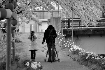 Un photographe et un vidéaste le long de la rivière