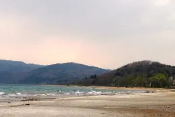 White beaches framed by distant mountains